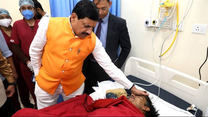 मुख्यमंत्री डॉ मोहन यादव ने हमीदिया अस्पताल पहुंचकर हरदा हादसे में घायल नागरिकों का हाल-चाल पूछा